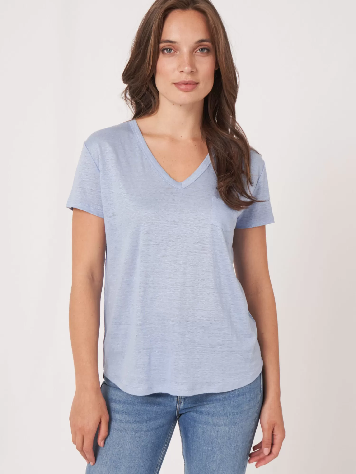 REPEAT cashmere Tops>Basic-T-Shirt Mit V-Ausschnitt Und Brusttasche Aus Reinem Leinen Lt Blue