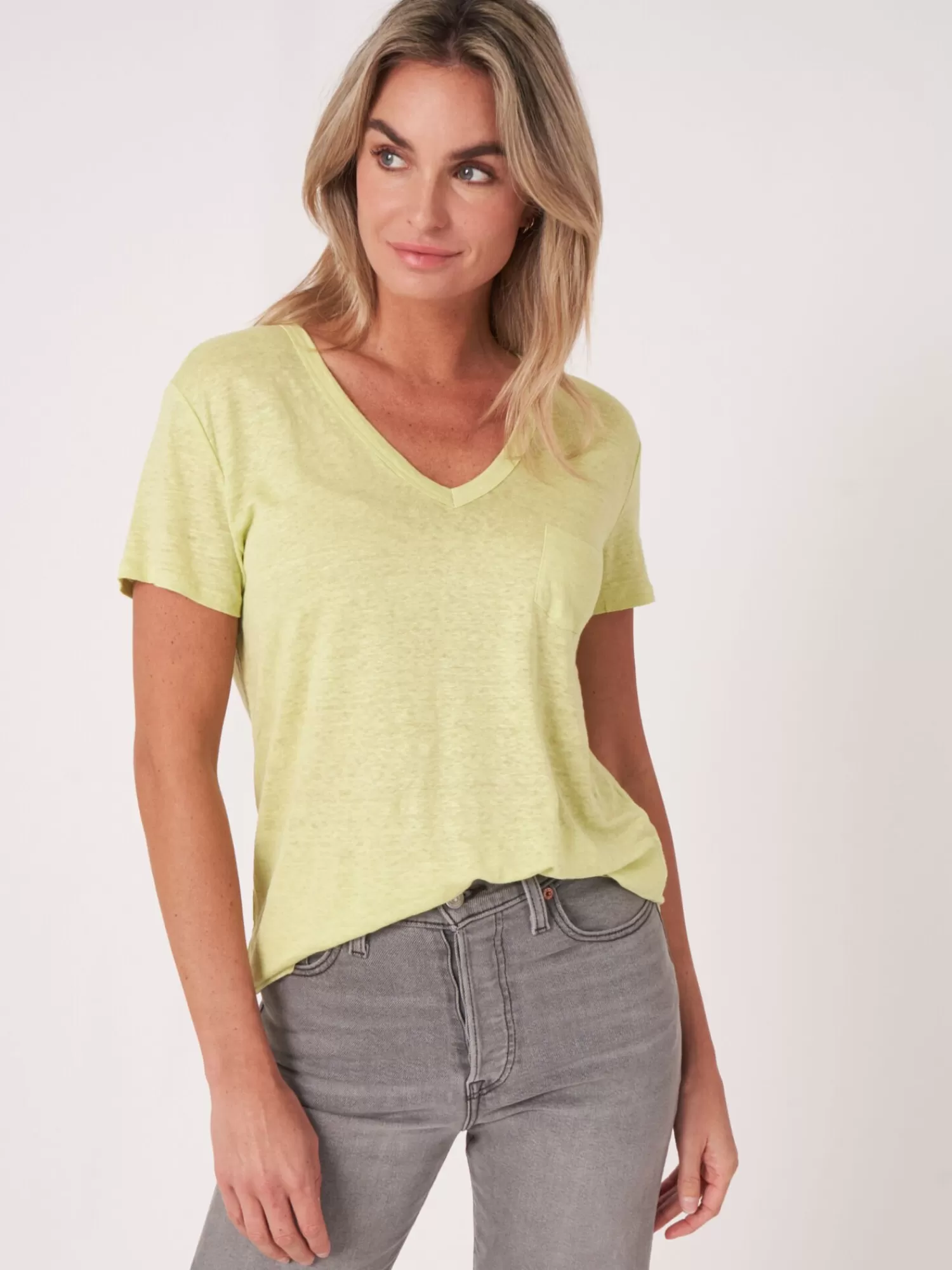 REPEAT cashmere Tops>Basic-T-Shirt Mit V-Ausschnitt Und Brusttasche Aus Reinem Leinen Soda