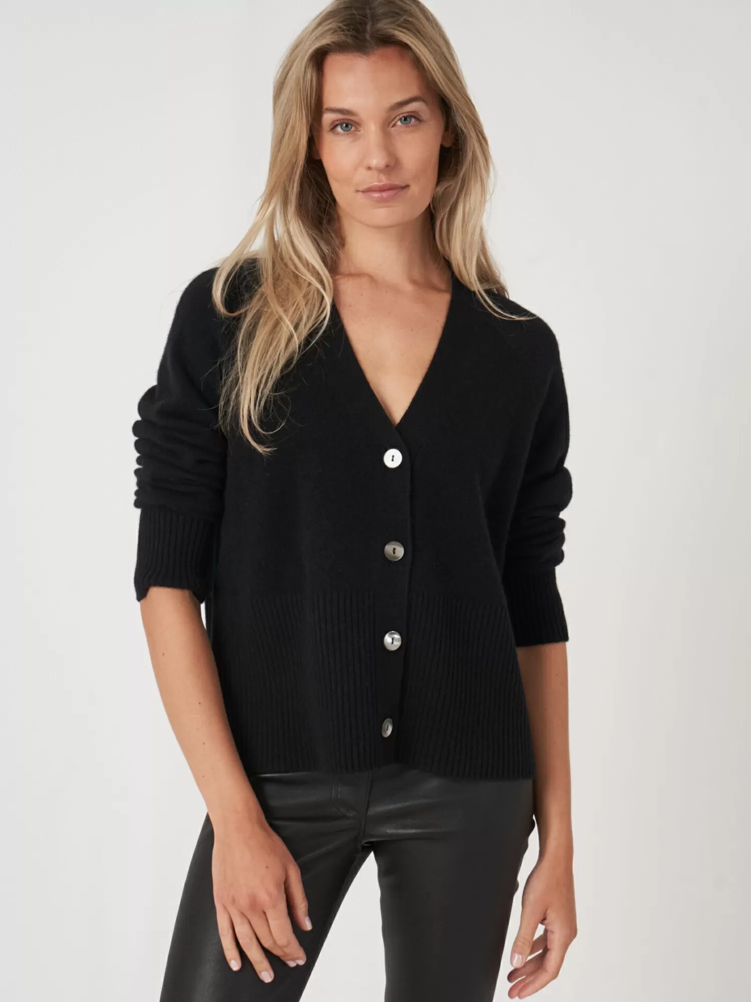 REPEAT cashmere Strickjacken>Kaschmir-Strickjacke Mit Geripptem V-Ausschnitt Black