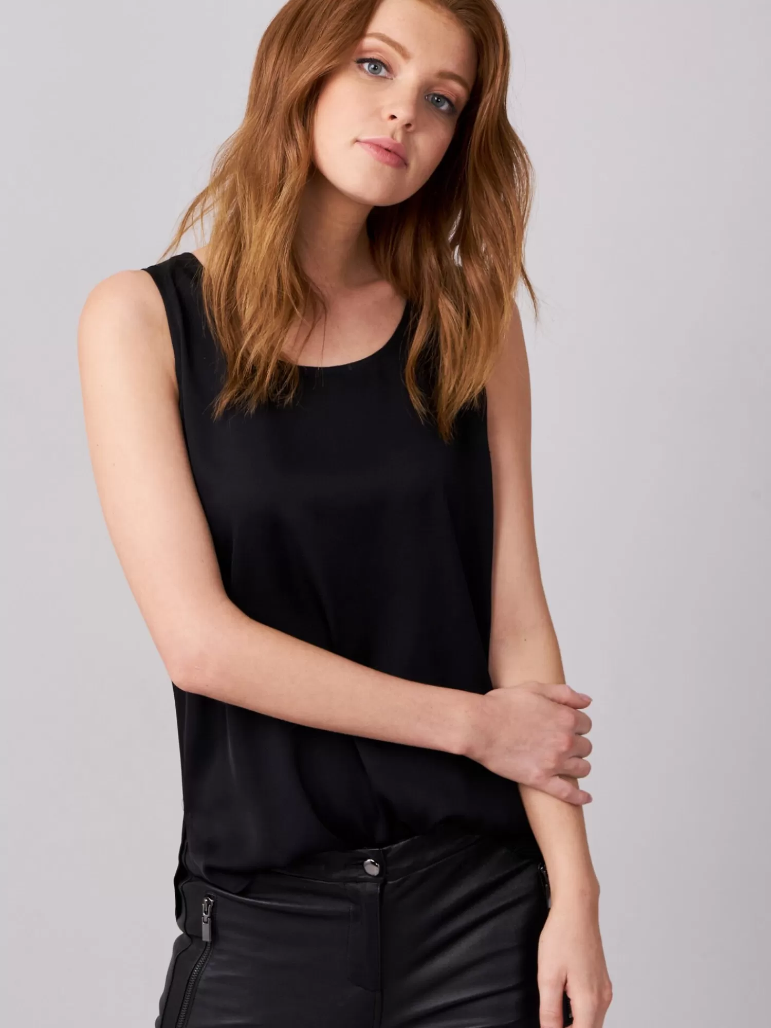 REPEAT cashmere Tops>Seidentop Mit Rundhalsausschnitt Black