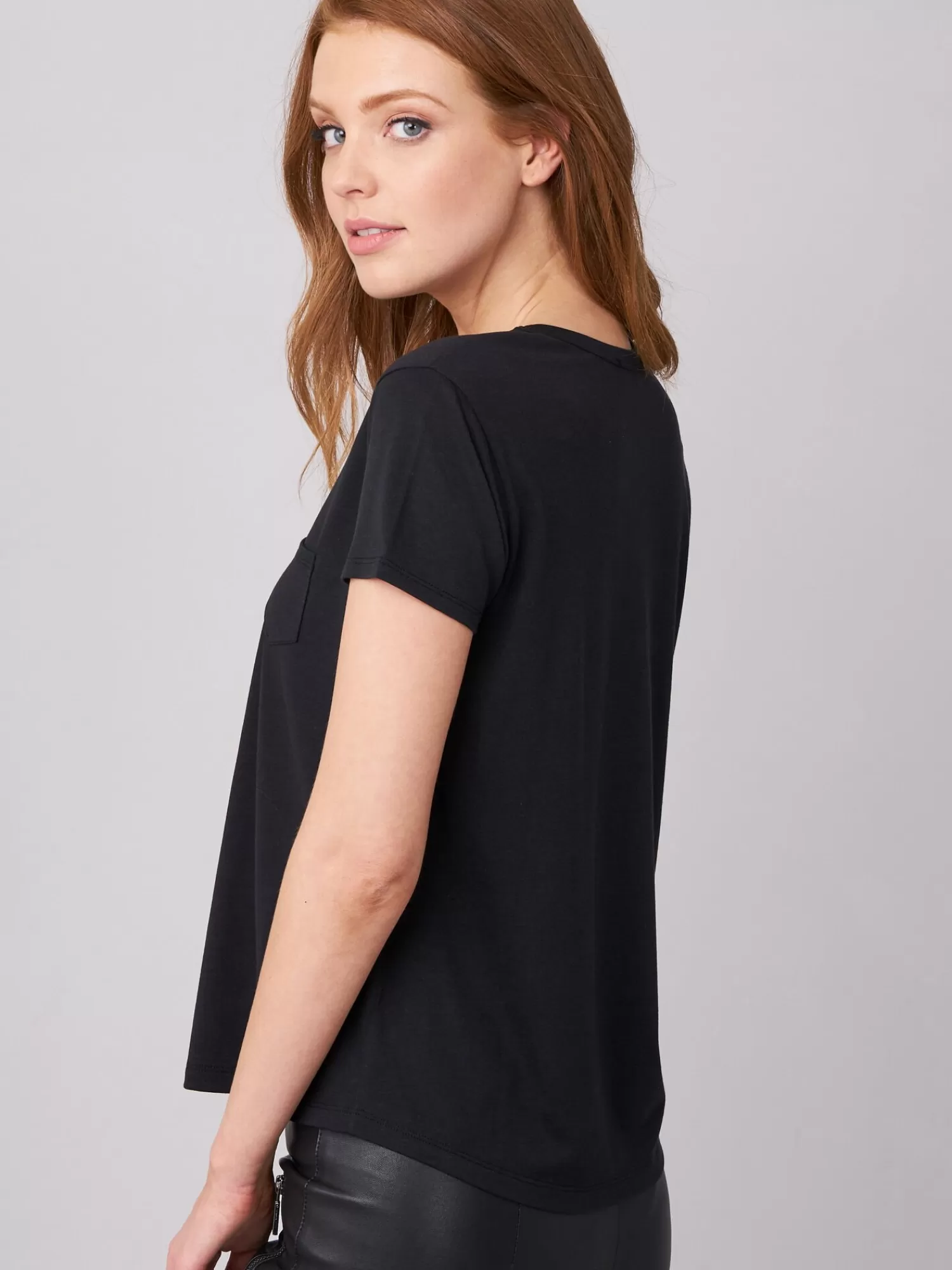 REPEAT cashmere Tops>T-Shirt Mit V-Ausschnitt Und Brusttasche Black